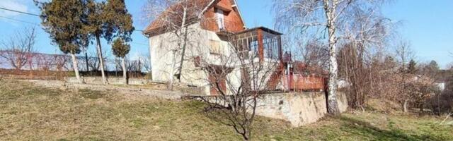 "Zašto je devojkama danas toliki problem da žive kod njegovih na spratu?" Srbin objavom napravio haos na mrežama!