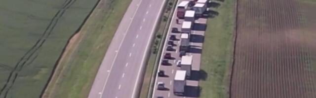 Prevrnuo se šleper kod Vrbasa, saobraćaj blokiran: Napravile se kolone vozila, sve stoji u mestu! (FOTO)