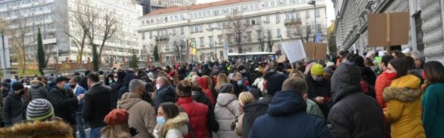 Small businesses’ owners protest in Belgrade, block city centre