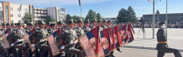 Вучић уручио сабље најбољим официрима Војне академије и ВМА