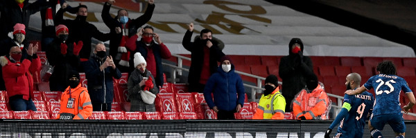 Slika dana, nema kreativnijeg od ovog navijača Arsenala!