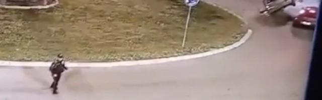 JEZIVO Dao gas i vukao policajca kolima