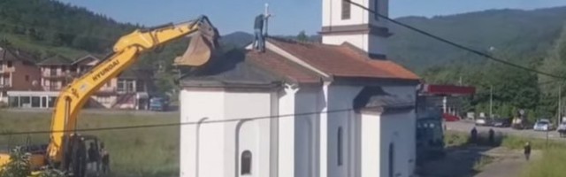 POČELO RUŠENJE CRKVE iz dvorišta Fate Orlović u BiH /VIDEO/