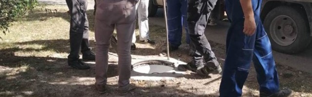 Gradska vlast u Sremskoj Mitrovici peskom zatrpala kablove SBB-a
