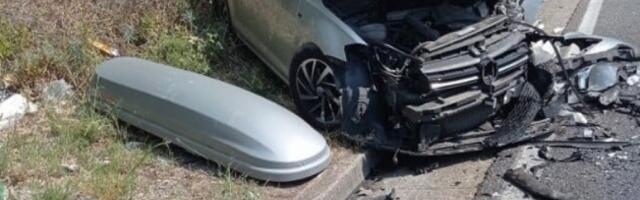 STRAVIČNA NESREĆA PARALISALA SAOBRAĆAJ: Auto zgužvan kao konzerva, hitna pomaže povređenima! (FOTO)