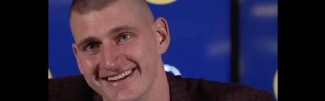 Udarao u mirkofon, kamera, sam sebe pitao: Jokić briljira (VIDEO)