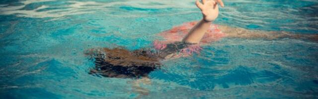 MAJKA I OČUH IZ PAKLA: Dvogodišnji dečak neprestano bacan u bazen da "nauči da pliva", sve dok se nije udavio