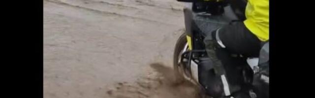Auto-put pod vodom: Motociklista probija "talase" (VIDEO)