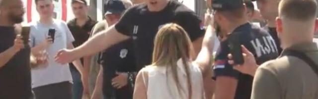 Poslanice pokušale da skinu transparent sa kukastim krstom, intervenisala policija: "Napali nas ćaciji"