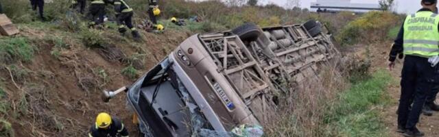 "Prevozniku dato 199 miliona": Mitrovčani traže odgovornost za prevrtanje autobusa "Sirmium busa“