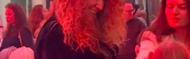BIVŠA ŽENA BANETA MOJIĆEVIĆA STIGLA NA NJEGOV PRVI KONCERT! Pozdravila sa pevačevim roditeljima, pa zablistala pred kamerama (VIDEO)