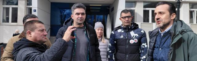 Ispred Osnovnog suda u Kraljevu održan skup podrške Bobanu Jereniću