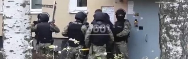 KRAJ TALAČKE DRAME U PETERBURGU! Predao se muškarac koji je u stanu držao ŠESTORO DECE! (VIDEO)