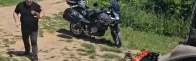 Vladica ih mota kao kablove: Ruke u ranama, ali ne odustaje (VIDEO)