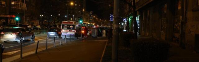 PRIŠAO MU IZ ČISTA MIRA I KRENUO DA GA UBADA NOŽEM! Krvavi pir na liniji 302 u Grockoj, tinejdžeru se bore za život