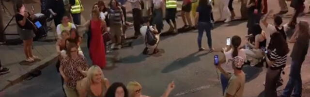 SVE IM JE SAMO ZABAVA I MARKETING: Blokaderi organizovali žurku ispred Vlade Srbije, ponovo ometaju građane (VIDEO)