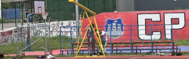 FOTO: Posle dugogodišnje nebrige Grada, novosadski basketaši sami postavili koševe na Đačkom igralištu