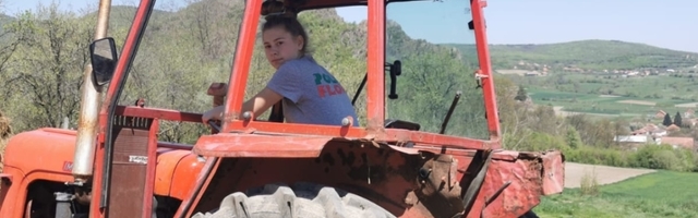 Elena (16) u svom selu vozi traktor, pomaže ukućanima i ima jednu želju (FOTO)