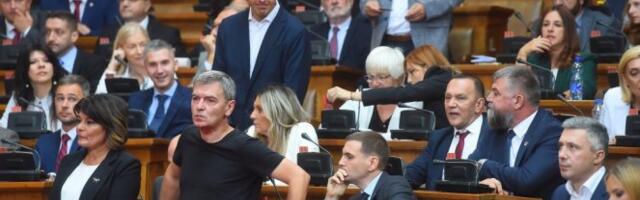 GOSPODO, PA NISTE U VRTIĆU - CEO NAROD VAS GLEDA! Ćuta i Miloš Jovanović na početku sednice o KiM podžapali se oko toga gde će ko da sedi!