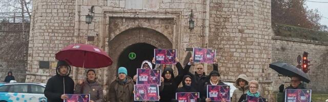 Aktivisti "Kreni-promeni" ispred niške Tvrđave poručili "Rio tinto, marš iz Srbije"