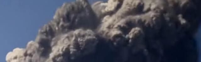 ERUPTIRAO VULKAN u Indoneziji: Dim na sve strane, letovi otkazani (VIDEO)