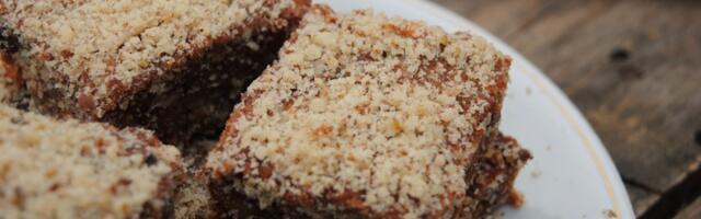 Sočne griz kocke s jabukama i orasima: Brzi desert od jednostavnih sastojaka