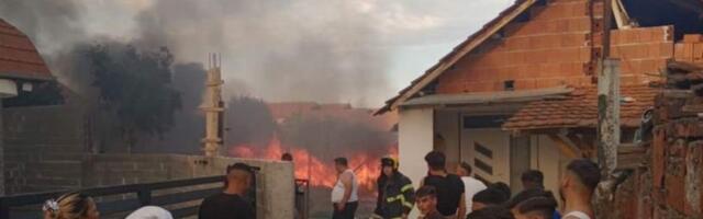 Drama u Leskovcu: vatra gutala šupu dok su deca spavala u kući pored!