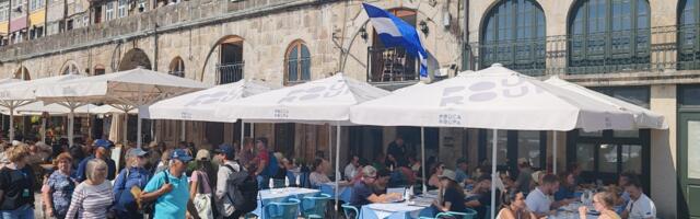 “Delije” okupiraju kej u Portu, samo jedan restoran “nije” za njih (VIDEO)