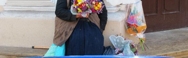 Baka iz Beograda prodaje cveće NA ULICI: Kad ju je video policajac odmah je stao, ovome se nije nadala!