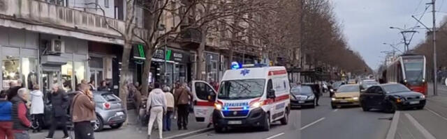 BRUTALNA TUČA U CENTRU BEOGRADA! Mladići se davili, pesničili i šutirali zbog SVAĐE U SAOBRAĆAJU! (VIDEO)