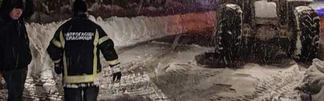 Zbog snežnih padavina evakuisane 22 osobe: Na terenu prisutna sva raspoloživa sredstva