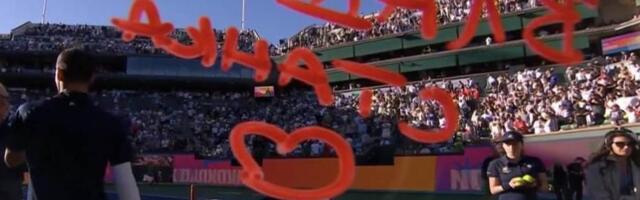 DVA IMENA NA ĆIRILICI I VELIKO SRCE! Otkriveno kome je Novak posvetio poruku na kameri! (VIDEO)