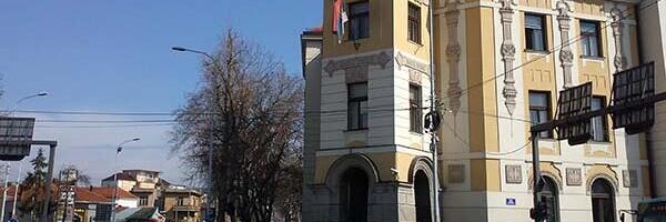 „Prikupljaju se dokazi, prijava protiv NN zbog izazivanja opšte opasnosti“: OJT posle godinu dana od sumnjivog oštećenja na prozoru stana Dragana Milića