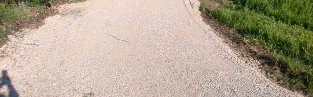 Meštani Divostina čekali, čekali, pa sami uredili jednu ulicu (VIDEO)