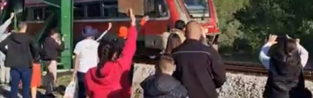 Петнаестак блокадера звиждало возовима на новом мосту преко Тамиша