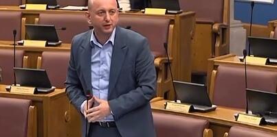 "SA LOVĆENA VILA KLIČE - DOBRODOŠAO MARTIN RIČE!" Urnebesan snimak iz crnogorskog parlamenta, Knežević izrecitovao pesmu slavnom pevaču (VIDEO)