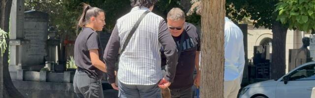Ova dva pevača među prvima stigli na Džejev grob: Zapalili sveće u tišini, emotivne scene na Novom groblju