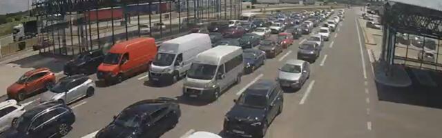 Kolaps na granicama, Srbija je blokirana: Kamere zabeležile kilometarske kolone na ključnim prelazima, evo gde se najduže čeka!