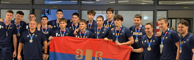 SREBRO SIJA KAO ZLATO! "Orlići" dočekani uz ovacije i trobojku - veličanstvene scene na aerodromu! (FOTO, VIDEO)