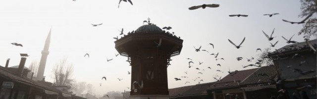 DEDA MRAZ RANIO DVE OSOBE NA BAŠČARŠIJI! Policija traga za maskiranim napadačem!