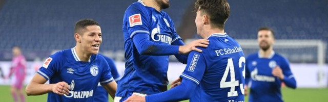 Ludnica u Gelzenkirhenu, het-trik tinejdžera Hopa oživeo Šalke (VIDEO)