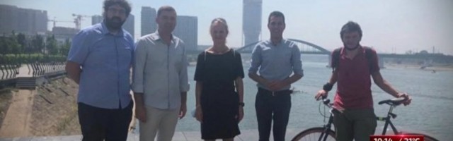 DA NIJE ŽALOSNO, BILO BI SMEŠNO! Licemerje opozicije nema granice - prvo protestuju, pa uživaju u Beogradu na vodi! Foto