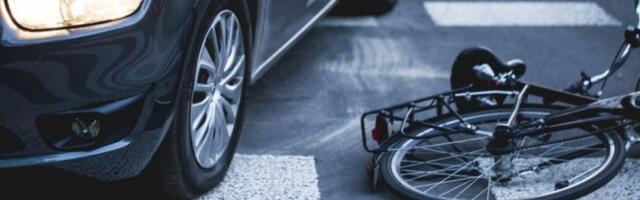 POGINUO BICIKLISTA KOD KRALJEVA: Na mestu ostao mrtav kada je na njega nalete "ford"