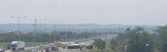 HAOS NA AUTO-PUTU KOD NIŠA! Prevrnula se cisterna, saobraćaj obustavljen