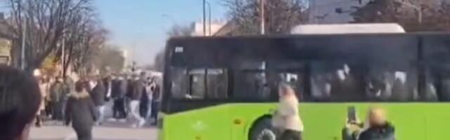 AUTOBUSOM krenuo da gazi đake, građani ga sprečili (VIDEO)