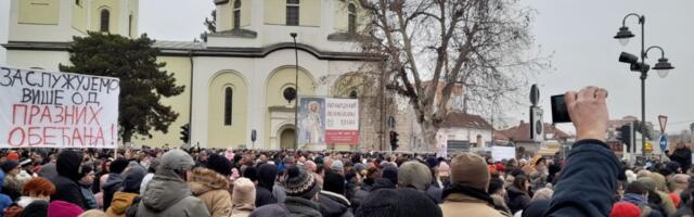 Više hiljada Čačana na protestu “Čačak je ustao“, incidenti ispred prostorija SNS-a