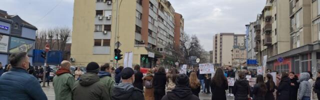 Na raskrsnici kod  Uzora  18. dan zaredom odata pošta žrtvama novosadske tragedije (FOTO)