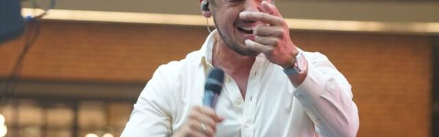 Dirljiv omaž prošlosti: Nikad viđena fotografija otkriva da je brat Marinka Rokvića preslikan pevač