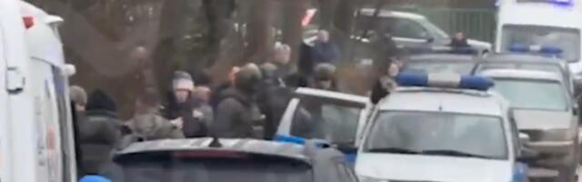PRVI SNIMCI KRVAVOG PIRA U ŠKOLI, UBIJENO DETE (10)! Ubica (15) upao sa maskom i krenuo da ubada decu, HOROR trese Moskvu! (VIDEO)