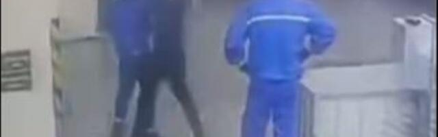 ŠOK SNIMAK IZ LINGLONGA: Kineski šef tuče radnika (VIDEO)